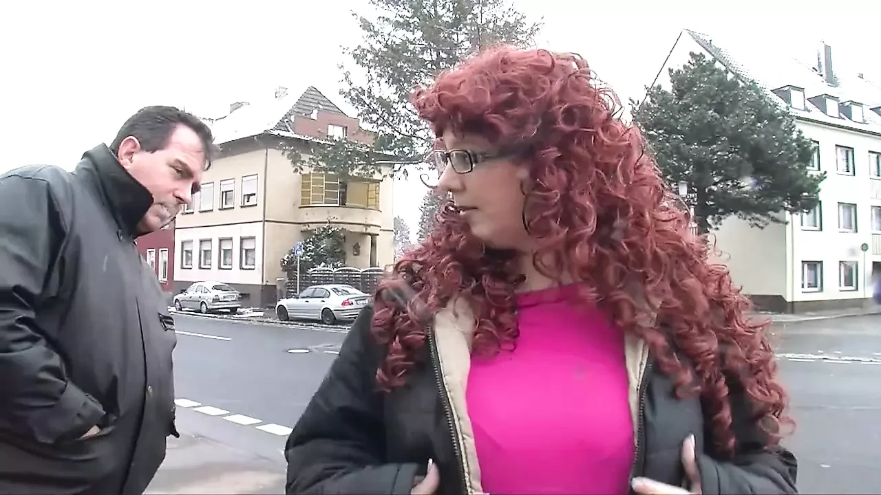 Enorme corpo com peitos enormes, cabelo vermelho, milf fodendo ... porra nos peitos