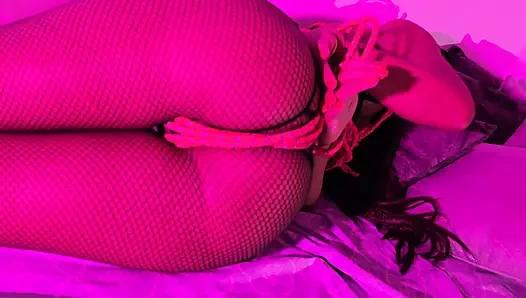 Latina Cantik Diikat Untuk Kesenangan