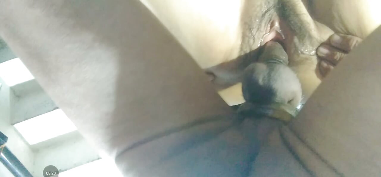 Me corro dentro de su coño tan satisfecho por los dos