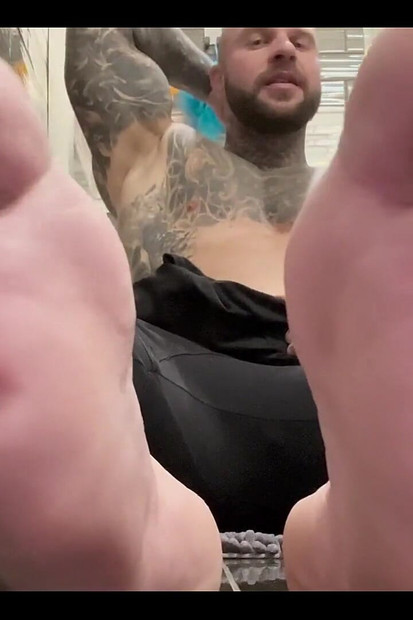 我刚从健身房跑回家.