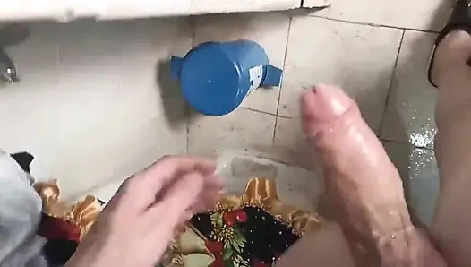 Komşum gerçekten beni sikmek istiyor, dileğini yerine getiriyorum. Bazen komşuların için bir fahişe olmalısın.