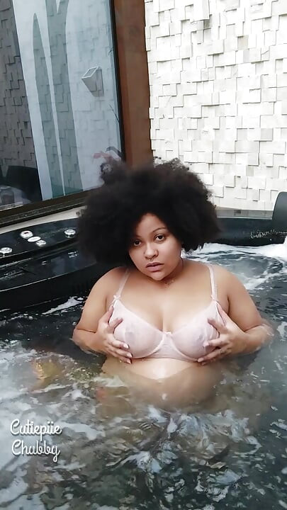 BBW Velika Guza Zabava u Hidromasažnoj Kadi