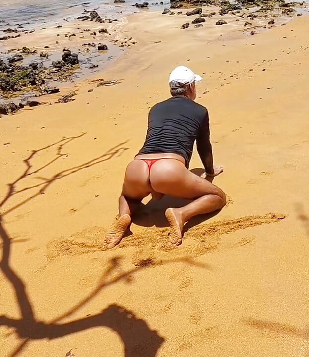 Ladysilva pokazując swoją gorącą dupę w majtkach na plaży