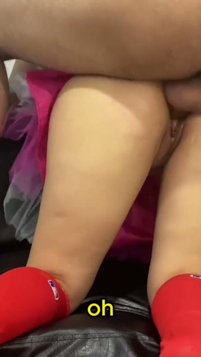 בתי החורגת התמימה שולחת סרטונים פרובוקטיביים לחבר שלה אני אוהב לראות אותה ככה עם החצאית הזאת ואז אותה בסרטון | קליפ 2