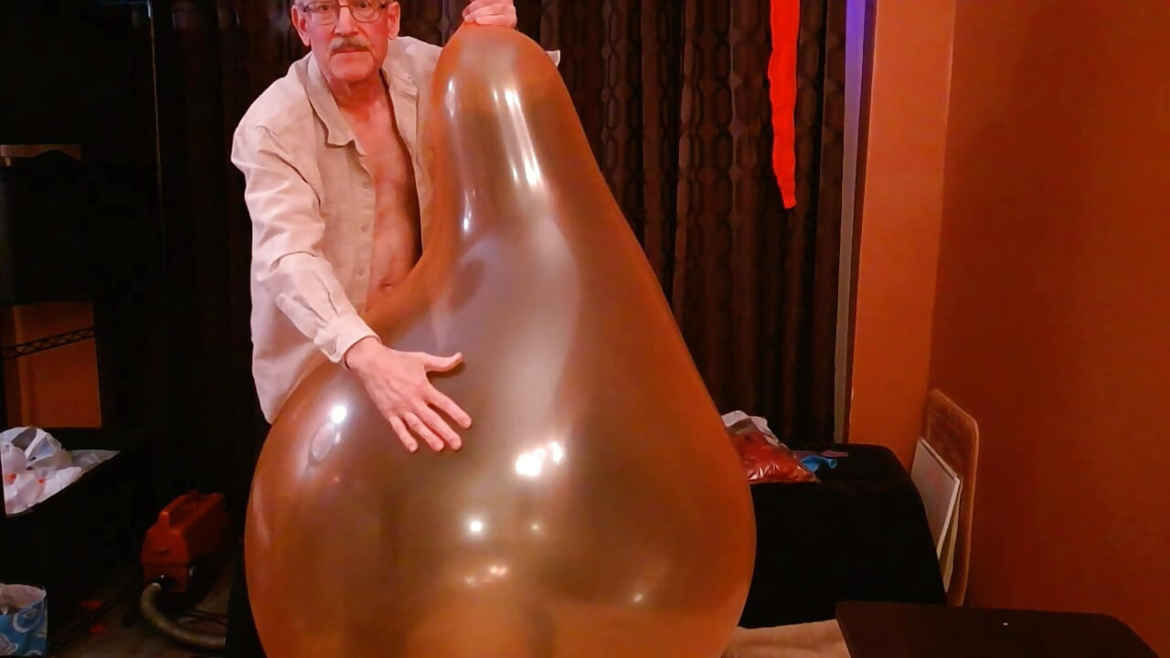 155) follada de globo redondo gigante por papi pervertido