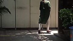 Sangeeta geht zur öffentlichen Unisex-Toilette und wird heiß, wenn Männer dort pissen (schmutziges erotisches Hindi-Audio)