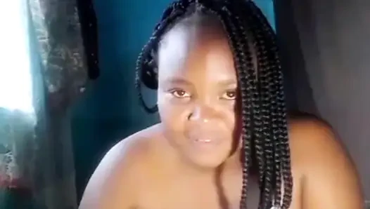 Pertunjukan memek cewek kulit hitam dengan pantat bahenol