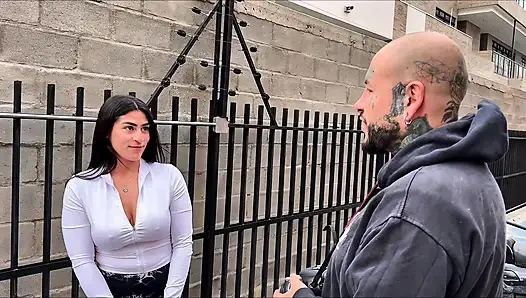 Sesi Foto Dengan Tetangga Saya Lepas Kendali Dan Saya Akhirnya Memakan Vaginanya Yang Ketat