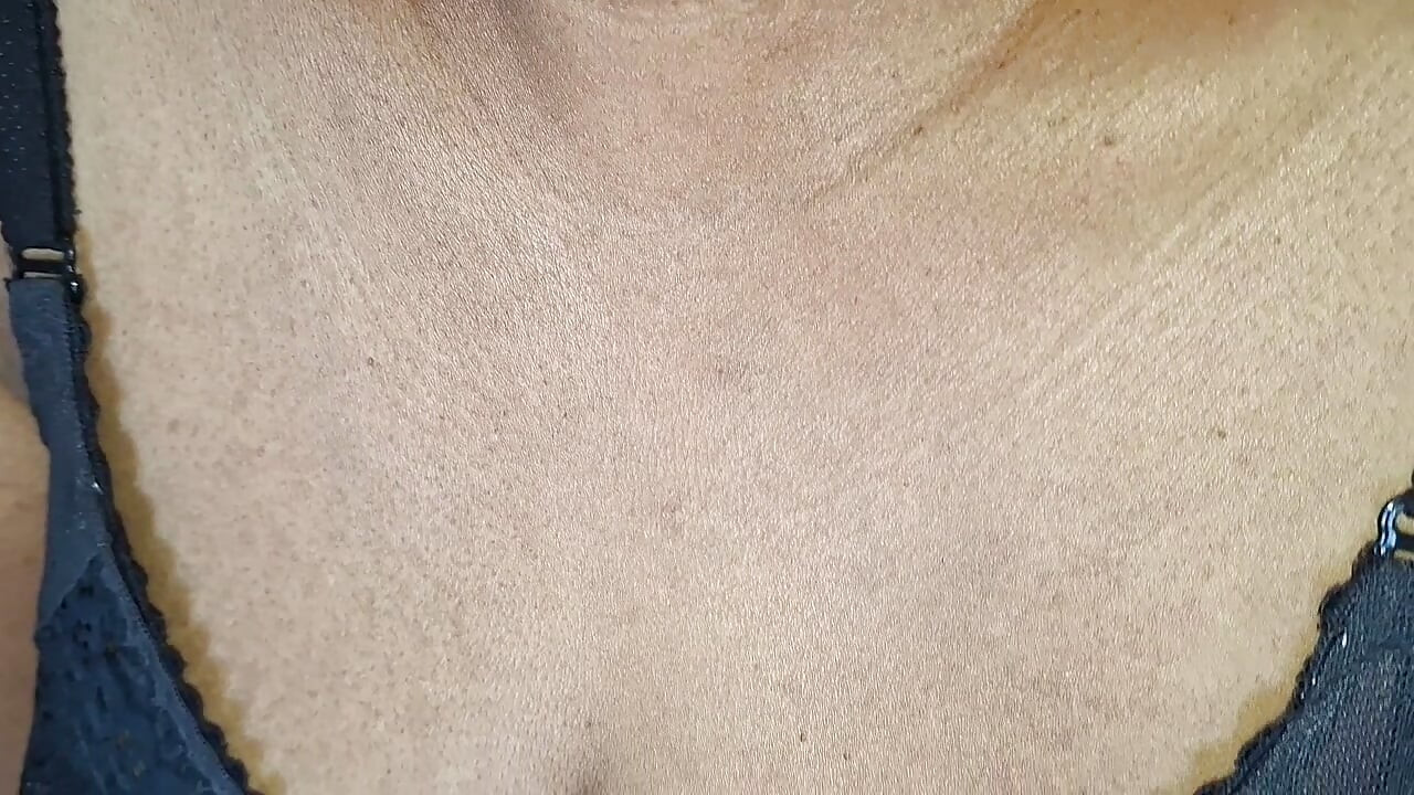 Belle-mère surprise en train de jouer seule