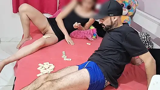 Külotsuz üvey kız üvey babasıyla domino oynuyor