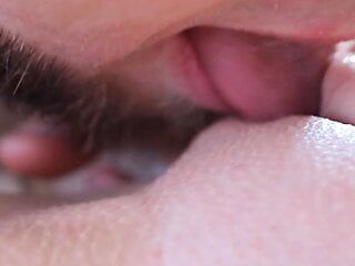 Close-up lambendo a buceta. Cunilíngua perfeita e forte orgasmo feminino