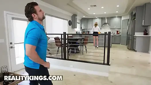 REALITY KINGS - сногсшибательная Charlie Forde впечатляет ее извращенной силой промокнуть все в сквирту