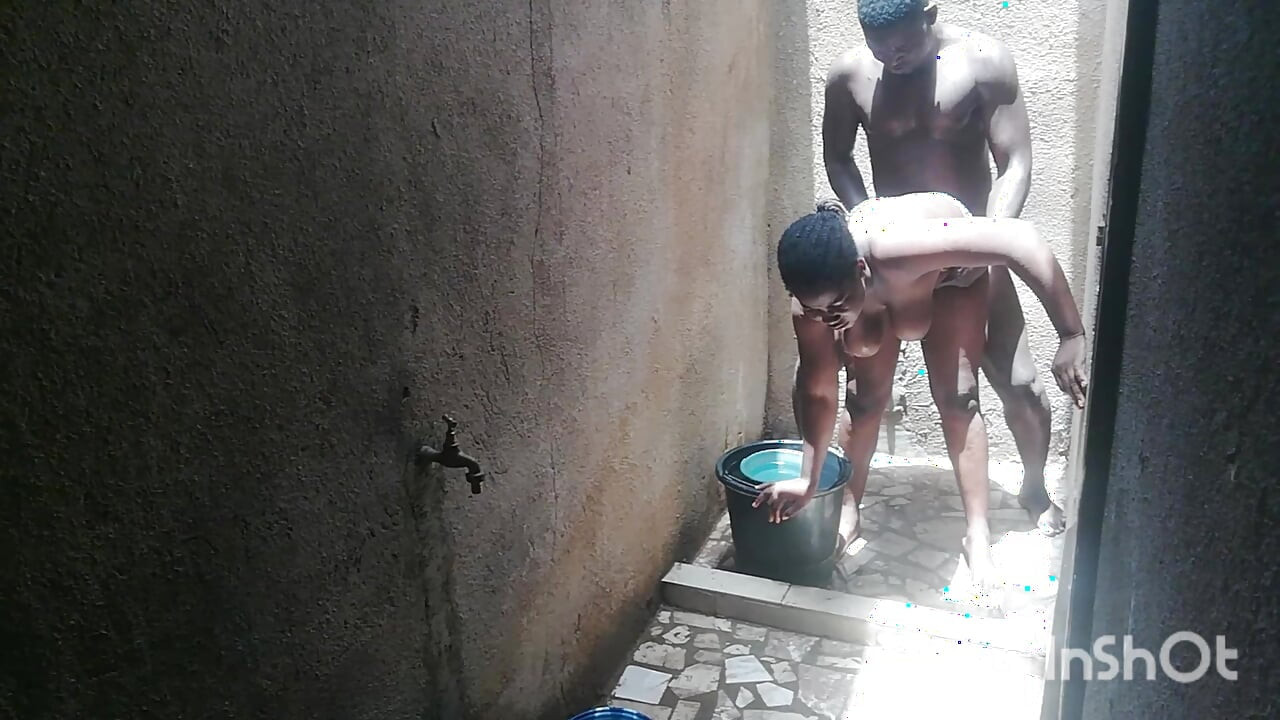 אשתו של החבר הכי טוב שלי קראה לי במקלחת בזמן שהיא כיבסה את איבריה המוצנעים. לא יכולתי לעמוד בפיתוי.