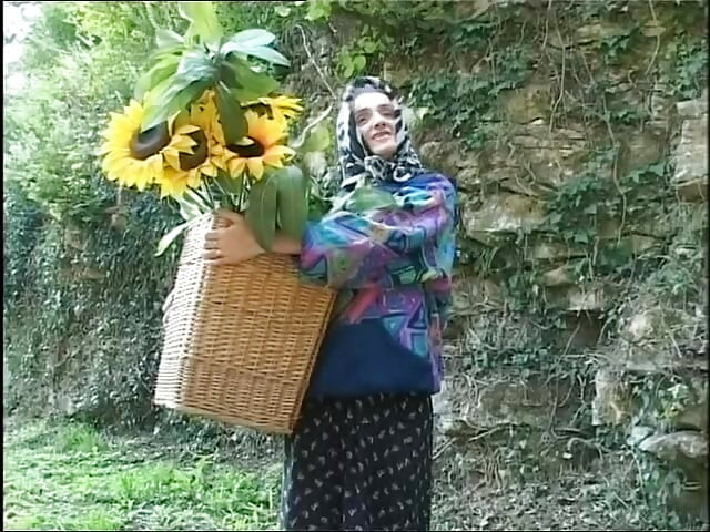 Outdoor-oma-arschfick mit gesichtsbesamung