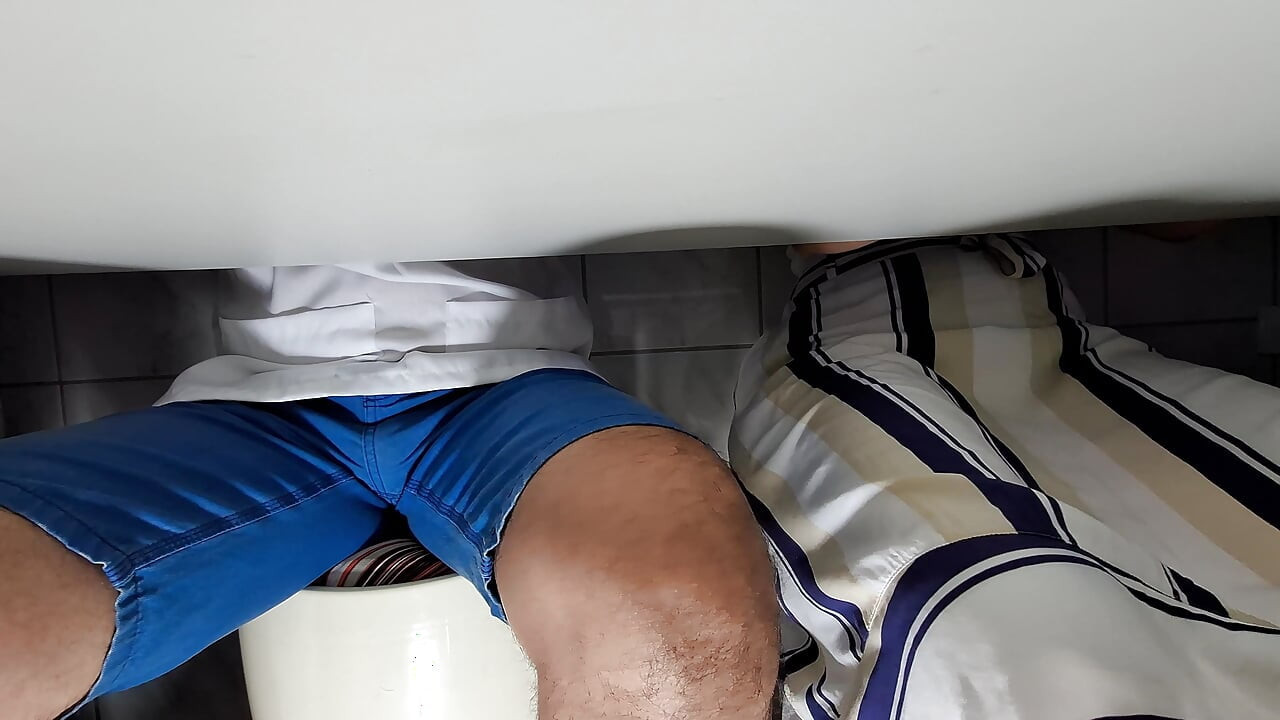 Класс был очень скучным, поэтому мы решили помастурбировать.