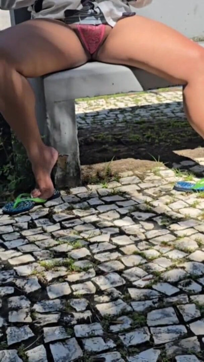 Mostrando a calcinha de renda | Clip 2