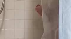 Bố bắn tinh khổng lồ trong phòng tắm tập thể dục