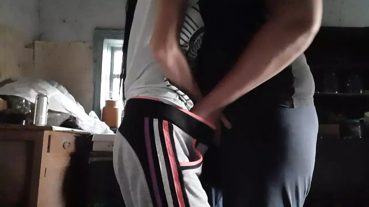 我们在一个废弃的房子里互相自慰，同时来了 - Lesbian-Candys