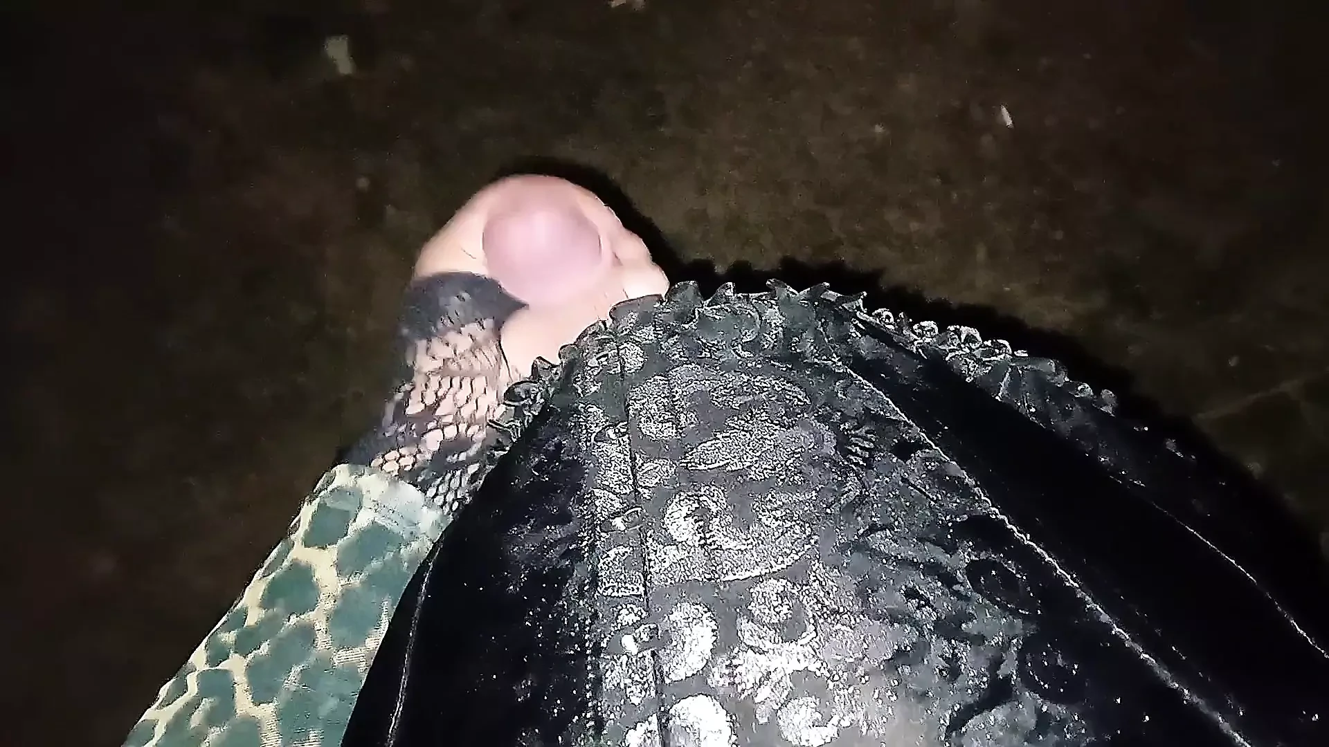 Mistressleo kadın kılıklı sürtüğü açık havada domaltarak baştan çıkarıyor ve sikiyor