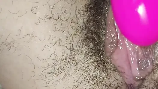Tante seksi rusia dengan memek berbulu lagi asik masturbasi pakai vibrator - close up