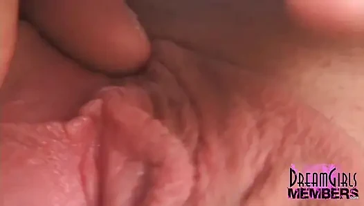Zierlicher masturbator vibriert ihre süße kleine muschi