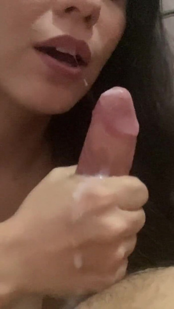 Moment emoțional de la "VECINEI MELE ÎI PLACE SĂ VINĂ ȘI SĂ SUGĂ PULA CÂND SOȚUL EI PLEACĂ - PORNO ESPAÑOL"