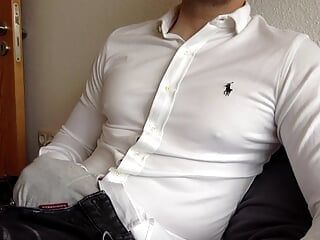 Biała koszula i obcisłe dżinsy zawsze mnie podniecają