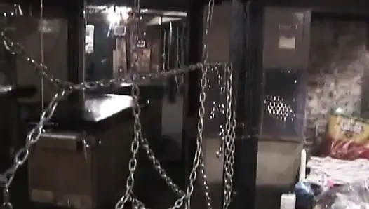 Gadis seksi dibelai sambil diikat