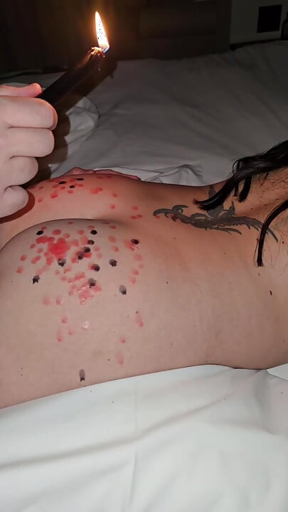 Er tropft wachs auf meinen arsch und kommt dann auf meine muschi, um mich abzukühlen!