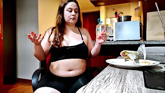Nicole si cewek sange dengan perut aduhai lagi asik dientot habis-habisan sama besar sampai matanya merem melek
