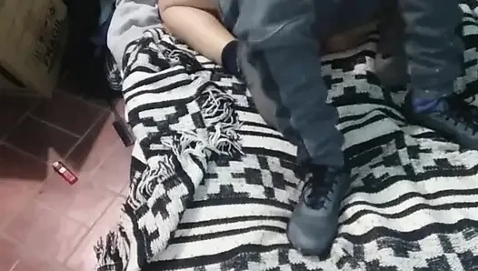 Gadis montano dengan kasur di lantai