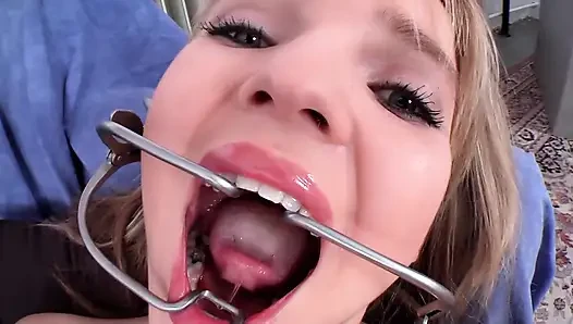Blondes schätzchen neckt titten und spielzeug in BDSM-bondage