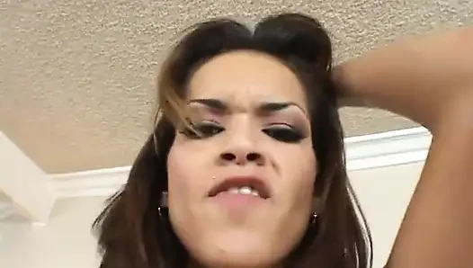 Сексуальная латина получает глотку, киску отдолбили в спальне