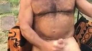 Beefy muscular urso masturbando seu pau com grande carga