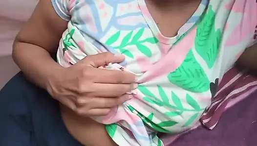 Sri Lankalı kadın orgazm olana kadar görüntülü görüşme yoluyla partnerini baştan çıkarıyor sadece büyük göğüsler ve ıslak amcıkla aşk