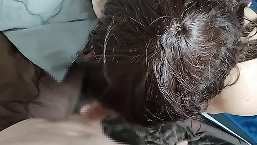Tombul devasa olgun evli kadın sadece çorap giyiyor ve derin öpüşüyor, ona dokunduktan sonra ve