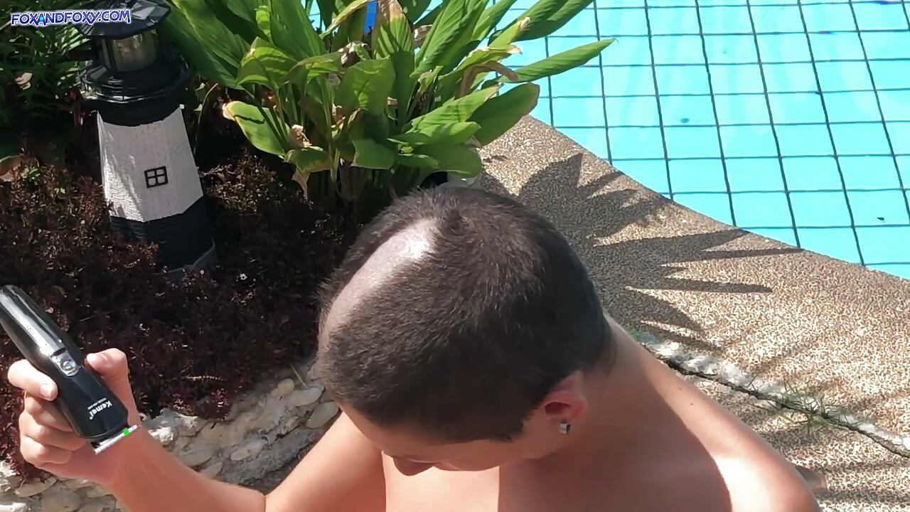 Sexo anal gostoso na piscina com a careca no aniversário dela e um gozada enorme no rosto. Vídeo de raspando a cabeça