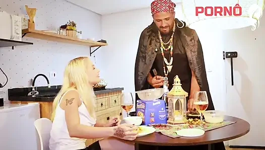 Горячая блондинка отправляется к шаловливой цыганке, чтобы узнать новогодние предсказания