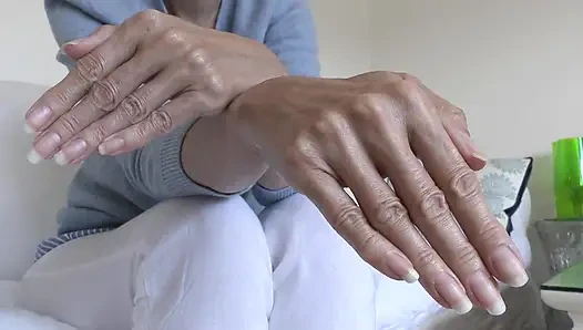 Elegante Sommerhände und lange Fingernägel, Präsentiert von Lady victoria Valente