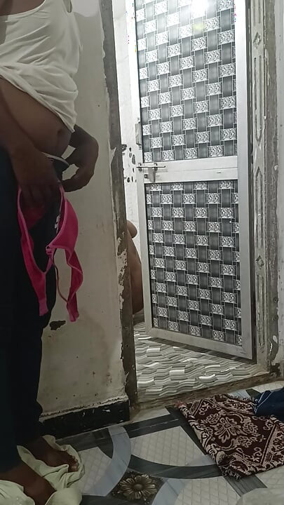 Desi India hot bhabhi washroom mein to chhod do