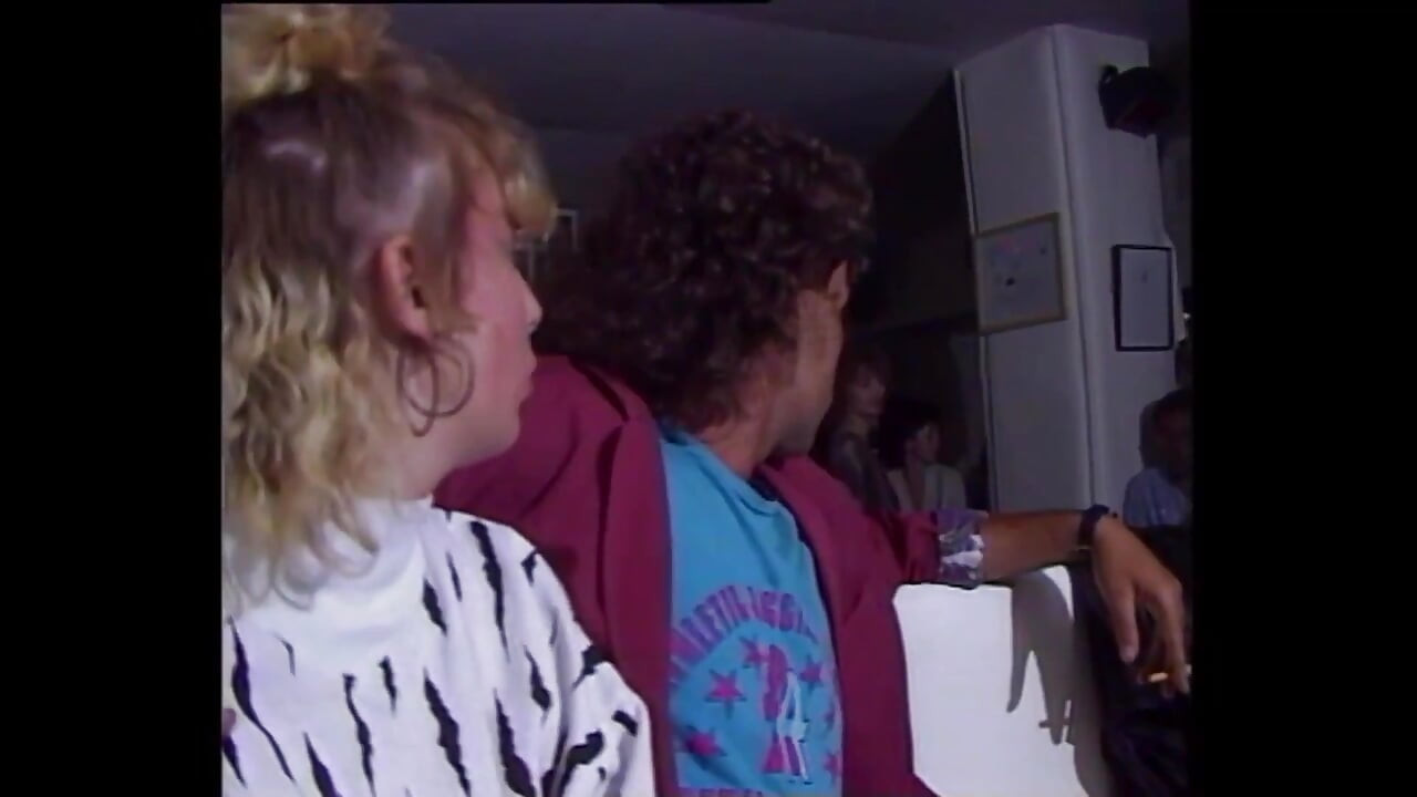 Przyjaciele mają gorącą orgię przed telewizorem