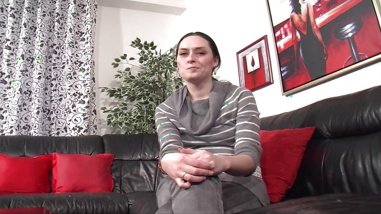 בחורה גרמנייה שנאספה משחקת עם דילדו לצלם