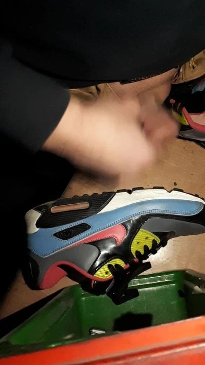 Wichse in die Schuhe meiner Arbeitskollegin