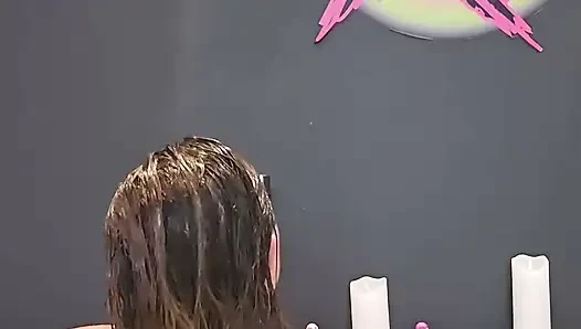 Ashley banyo saç yıkamasını oyuncak oyununa dönüştürüyor