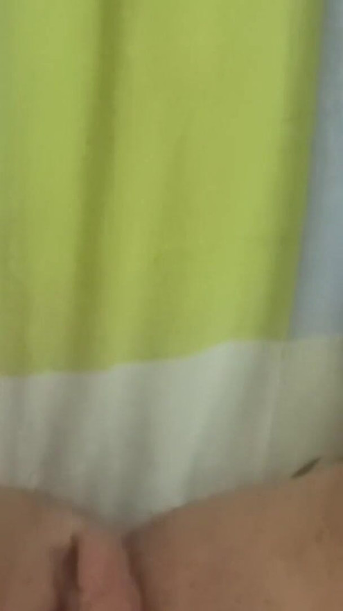 In the morning before work, I decided to pamper my pussy with fingers | Clip 1