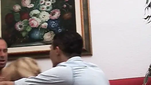 Italienische hausfrau von zwei typen geknallt