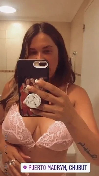 Nazarena Velez trola