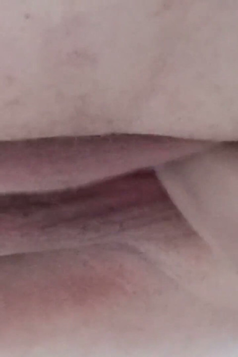 Close-up seks en het poesje van een dikke vrouw in sperma