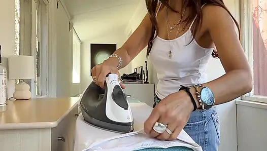 Ibu rumah tangga sempurna diganggu saat menyeterika dan dientot kontol keras di pantatnya