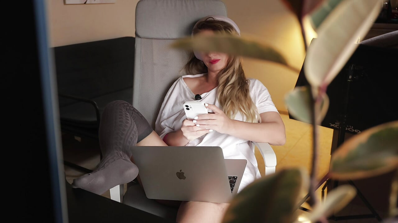 Wife desperately masturbates for her subscriber while her husband is not home